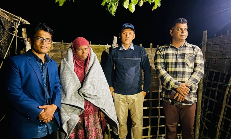 রাতের আঁধারে শীতার্তদের মাঝে কম্বল বিতরণ করলেন ইউএনও
