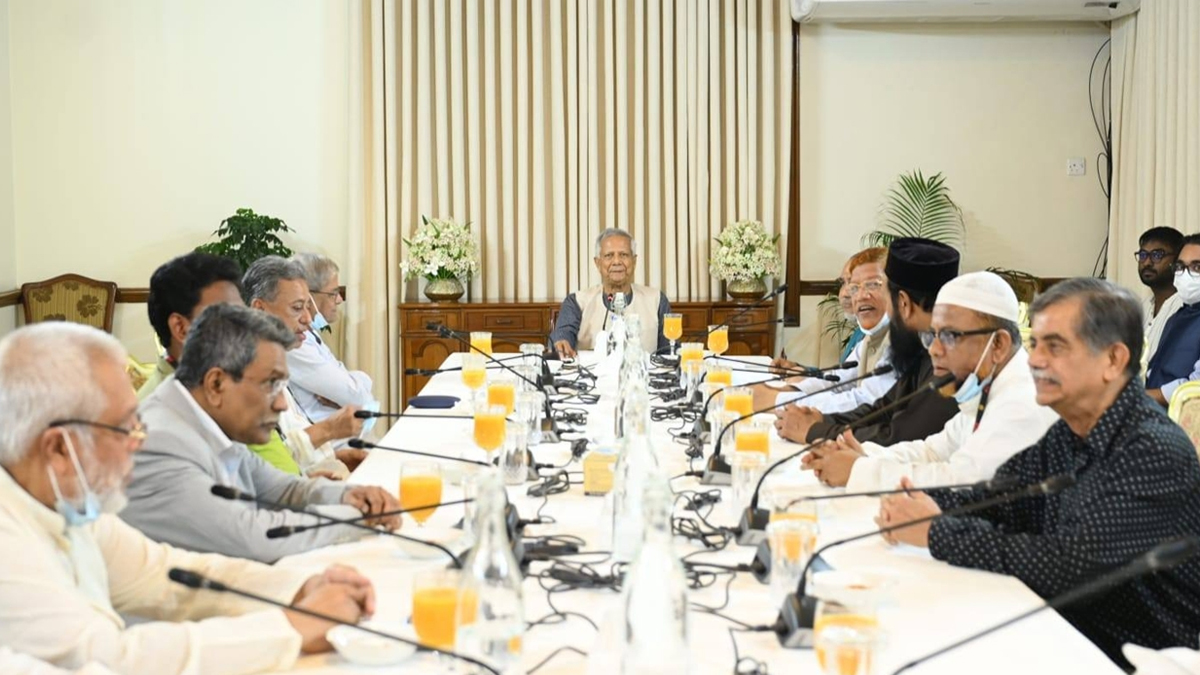 যমুনায় চার রাজনৈতিক দলকে নিয়ে বৈঠকে প্রধান উপদেষ্টা ড. ইউনূস।  ছবি- সংগৃহীত