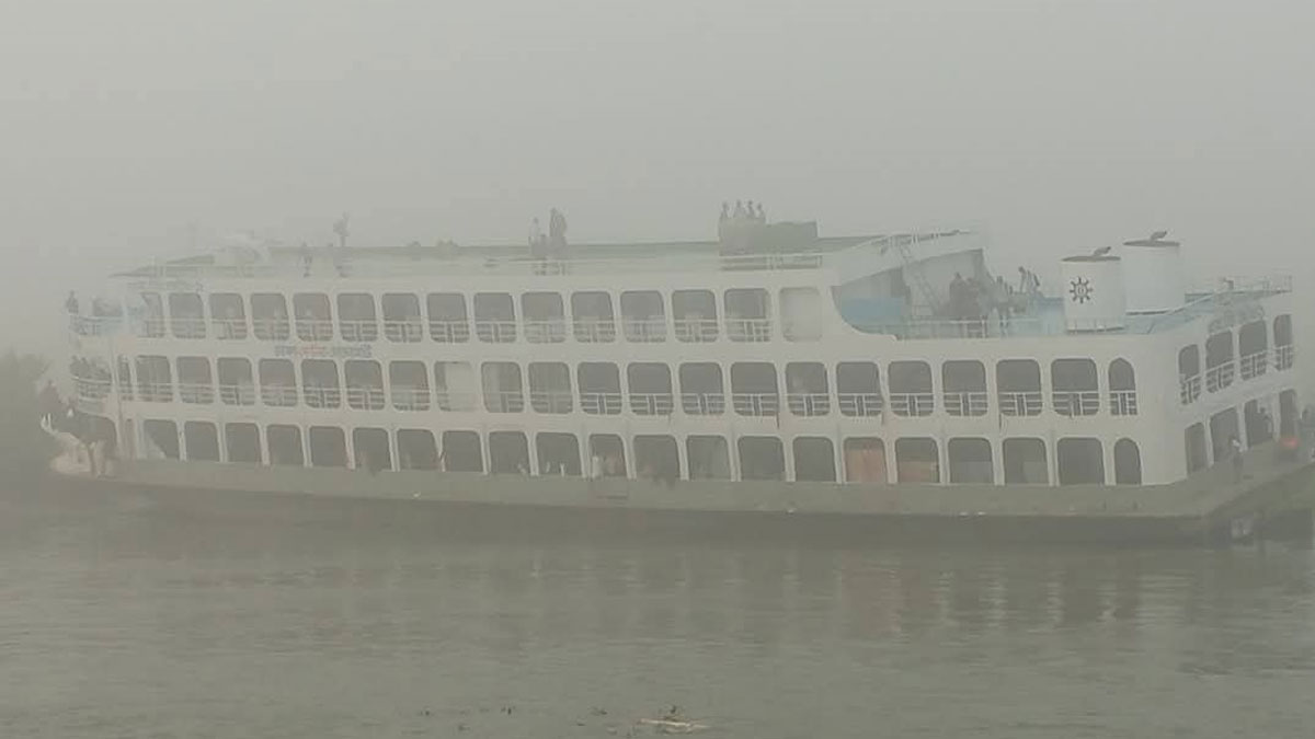 কুয়াশায় আটকে গেল লঞ্চ, বাড়ছে বাড়ি ফেরার অপেক্ষা