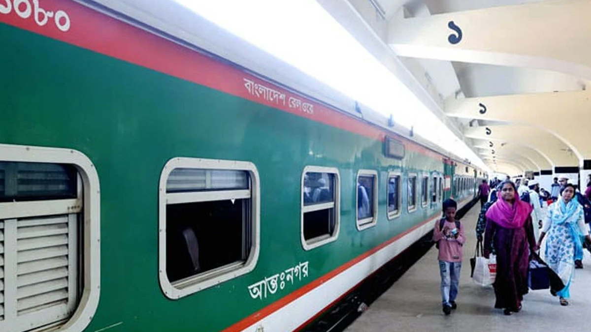 যাত্রীর জন্য ট্রেনের অপেক্ষা