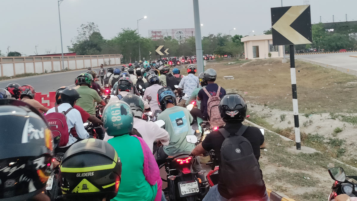 ঢাকামুখী যাত্রীদের চাপ বেড়েছে পদ্মা সেতুর টোল প্লাজায়