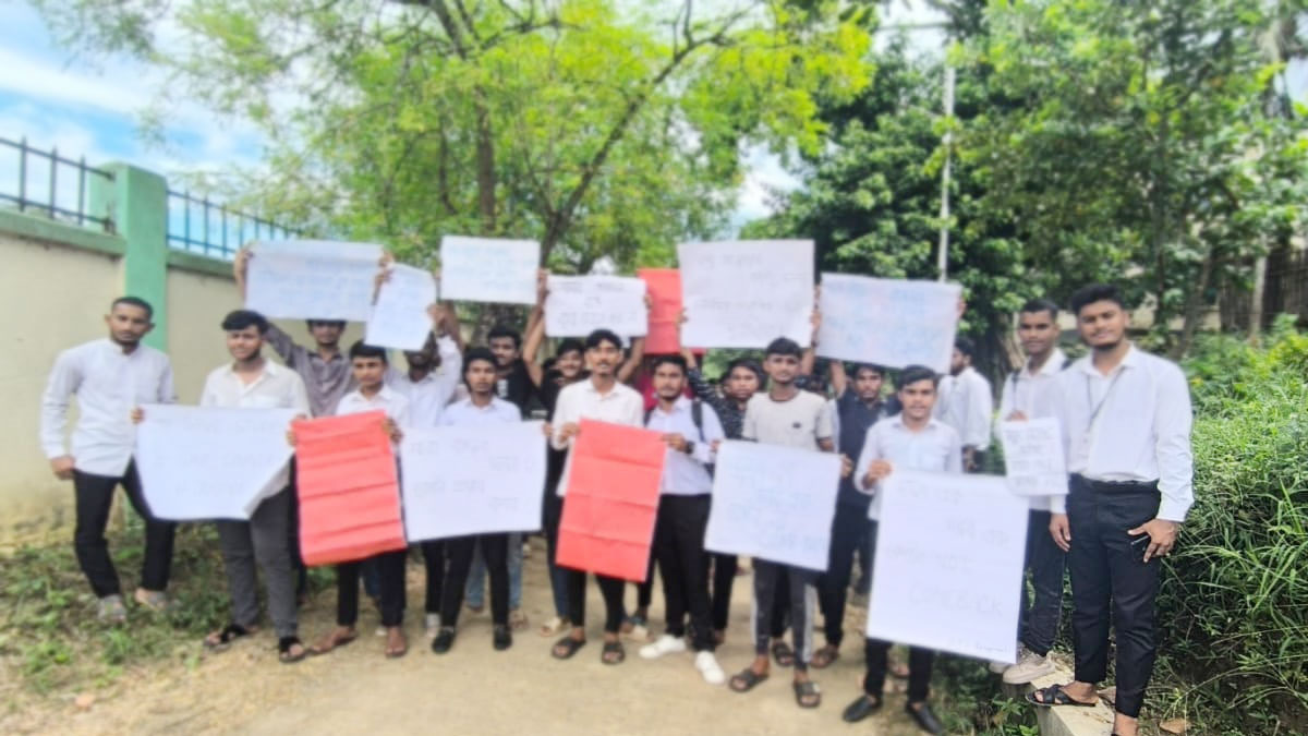 ৮ দফা দাবিতে রাঙামাটি এটিআই শিক্ষার্থীদের ক্লাস-পরীক্ষা বর্জন
