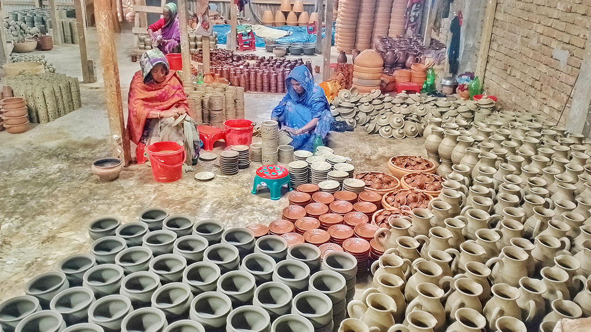পহেলা বৈশাখ ঘিরে পণ্য প্রস্তুতে ব্যস্ত মৃৎশিল্পীরা