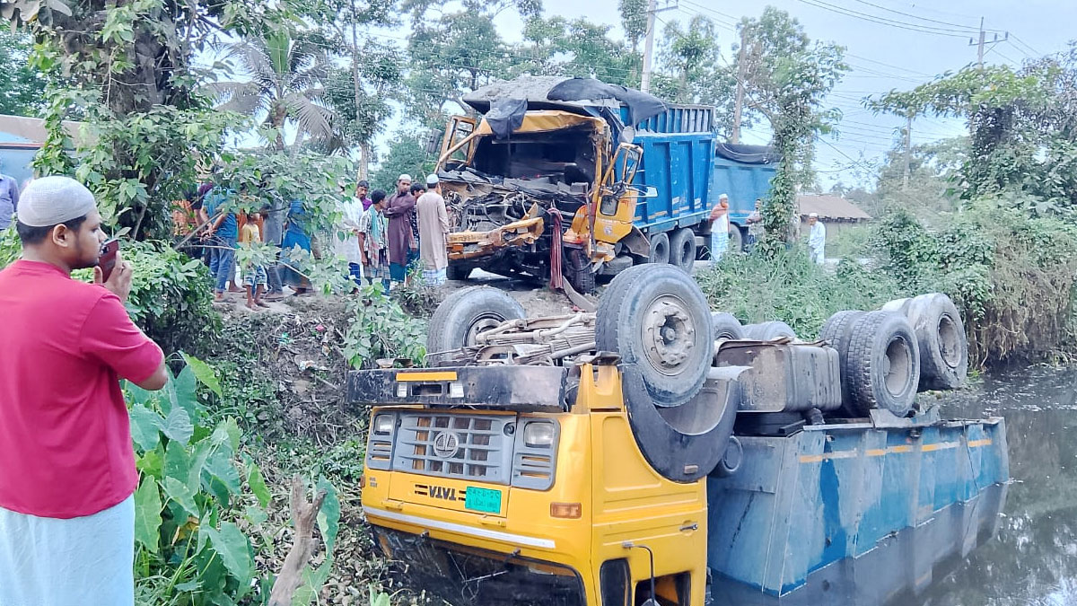 নোয়াখালীতে দাঁড়িয়ে থাকা ট্রাকে আরেক ট্রাকের ধাক্কা, নিহত ২