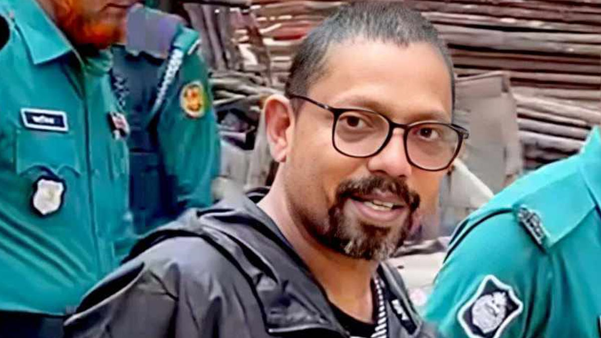 দেশের মানুষ শান্তি চায়, নিরাপত্তা চায়: প্রিজন ভ্যান থেকে পলক