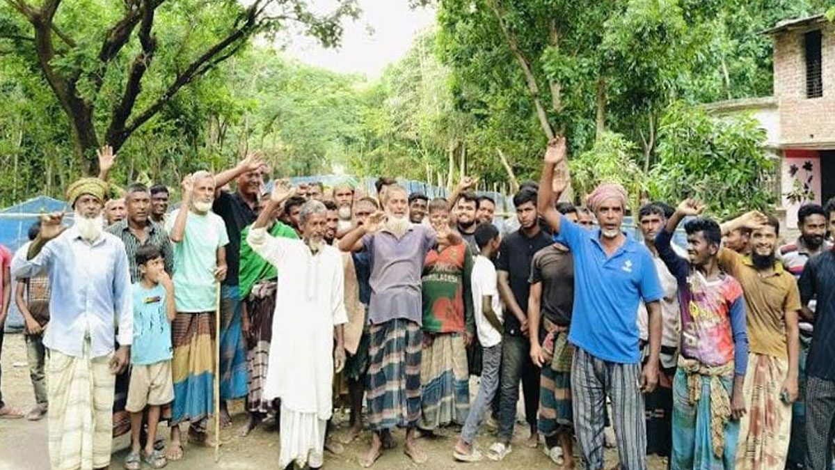 ঝিনাইদহে রাস্তায় বেড়া দিলেন জামাই-শাশুড়ি, বিপদে দেড় হাজার কৃষক