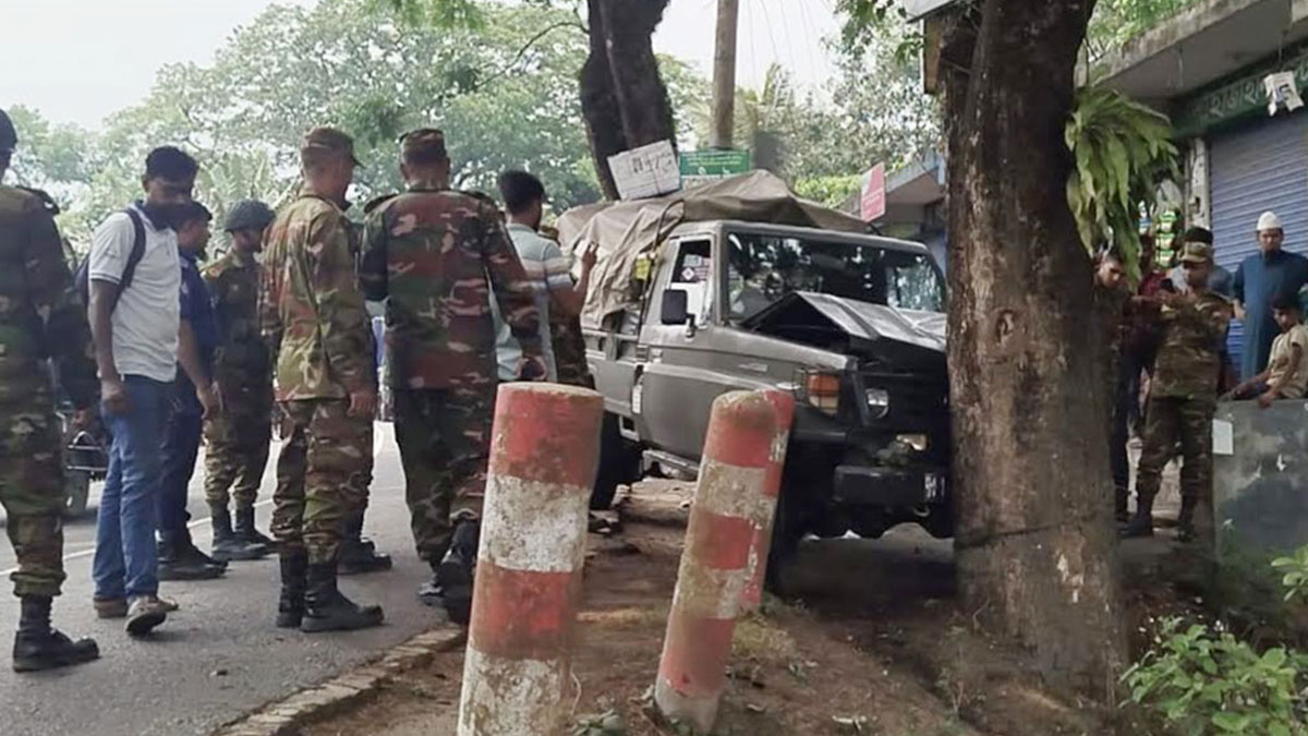 সাতক্ষীরায় সড়ক দুর্ঘটনায় ৫ সেনাসদস্য আহত