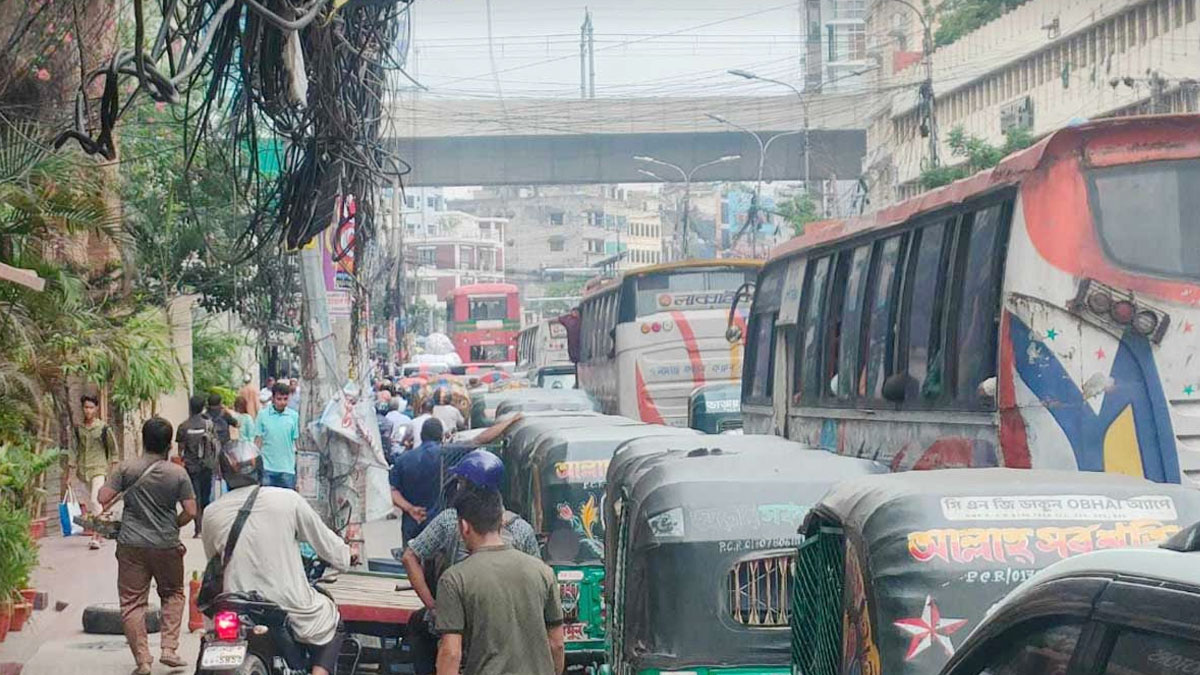 দুই আন্দোলনে অচল ঢাকা, ভোগান্তিতে নগরবাসী