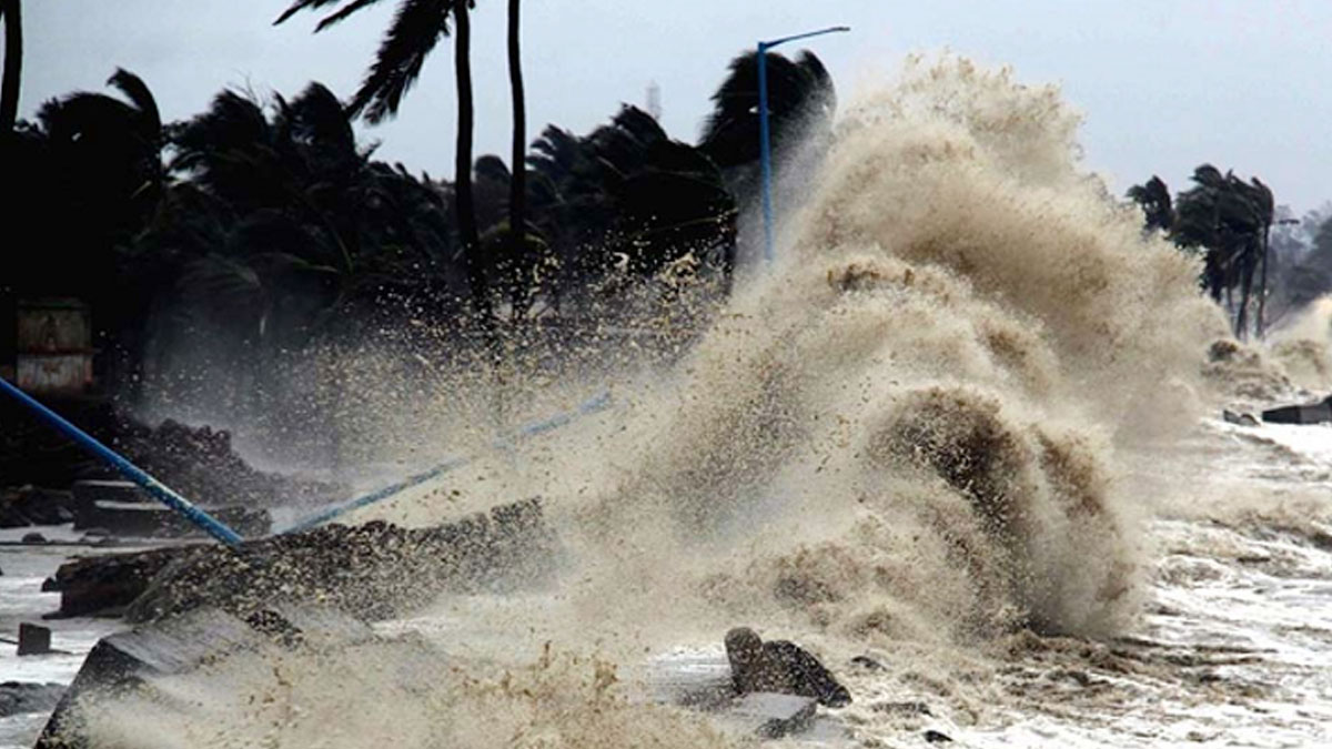 উপকূলে ঝড়ের শঙ্কা, বন্দরে সতর্কতাজারি