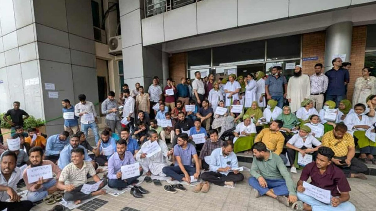 কর্মবিরতি পালন করছেন চক্ষু বিজ্ঞান ইনস্টিটিউট ও হাসপাতালের চিকিৎসক, নার্স এবং অন্যান্য কর্মচারীরা। ছবি- সংগৃহীত