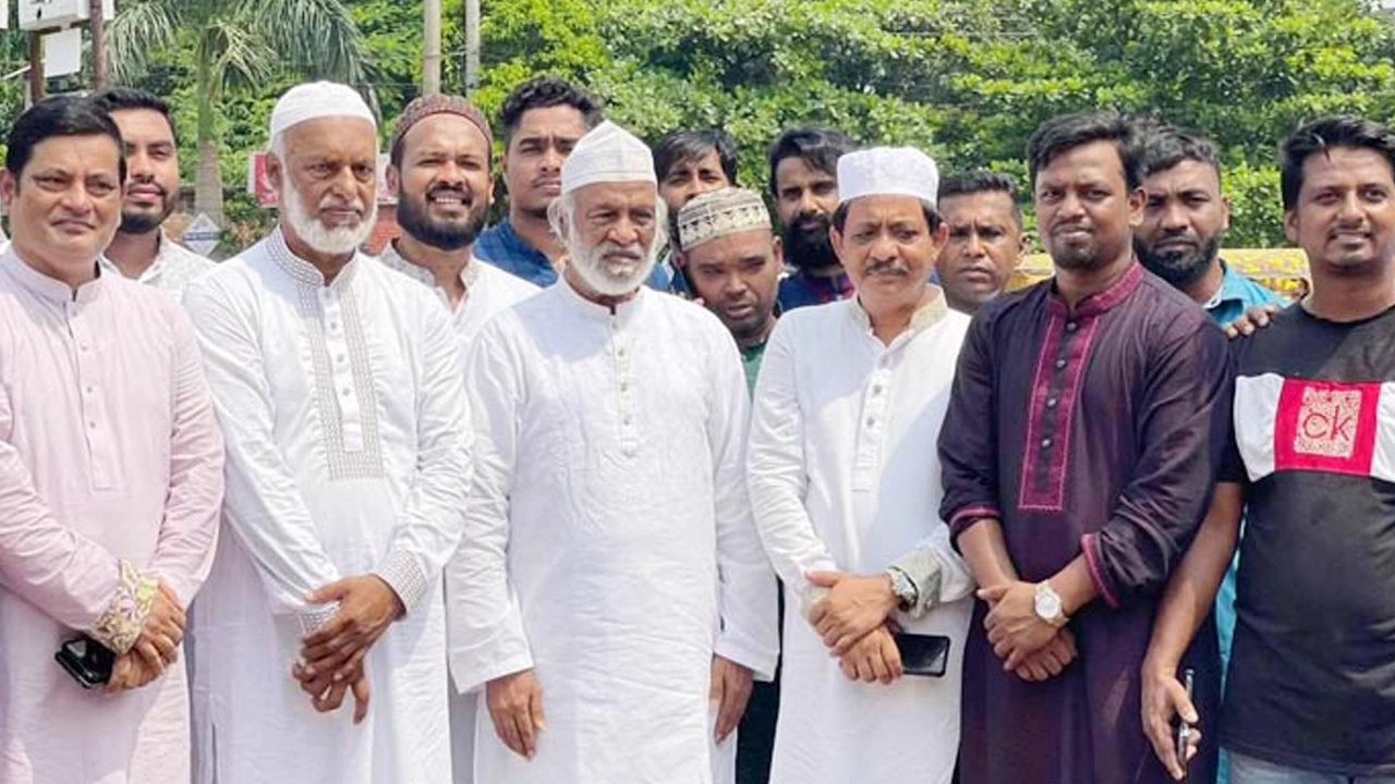 নরসিদীতে ঈদের নামাজ শেষে নেতা-কর্মীদের সঙ্গে বিএনপির স্থায়ী কমিটির সদস্য ড. আব্দুল মঈন খান। ছবি-সংগৃহীত