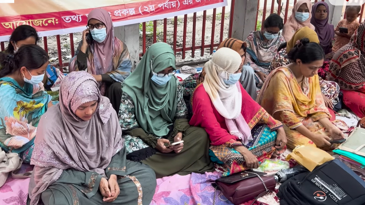 চার দফা দাবিতে জাতীয় প্রেস ক্লাবের সামনে অবস্থান কর্মসূচি পালন করছেন তথ্য আপা প্রকল্পের কর্মীরা। ছবি-সংগৃহীত