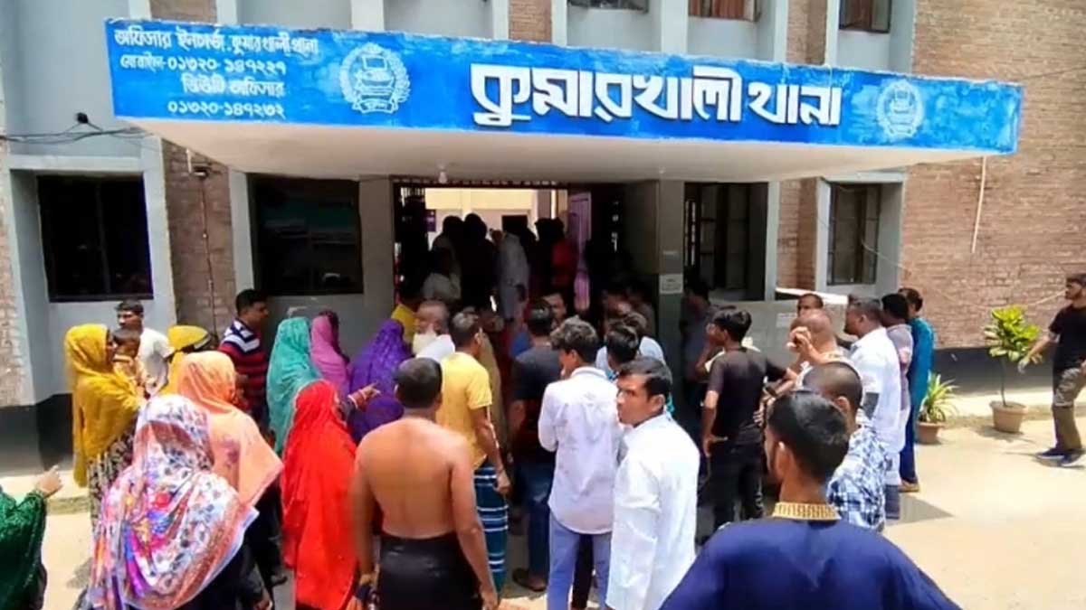 আসামিদের ছিনিয়ে নিতে সকালে থানা ঘেরাও করেন  স্বজনরা। ছবি- রূপালী বাংলাদেশ
