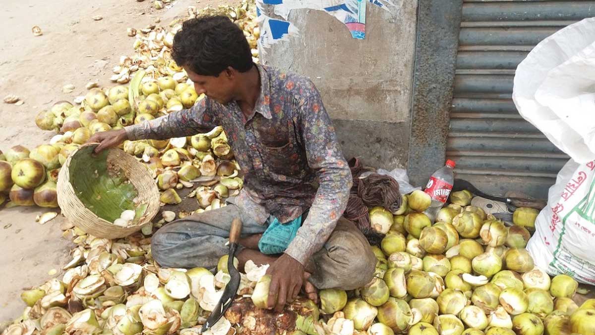 তাল শাঁস বিক্রি করছেন মৌসুমী ব্যবসায়ী। ছবি- সংগৃহীত