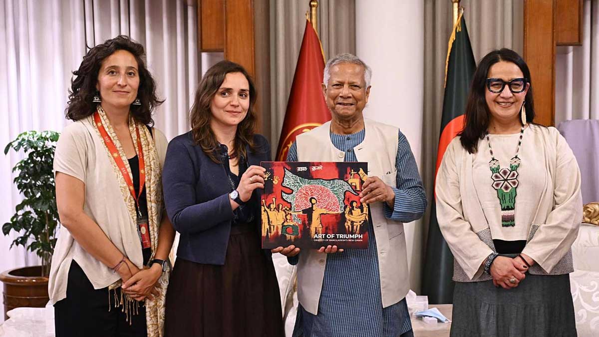 জাতিসংঘের গুমবিষয়ক প্রতিনিধি দলের হাতে জুলাই আন্দোলনের একটি ছবি তুলে দিচ্ছেন প্রধান উপদেষ্টা। ছবি- সংগৃহীত