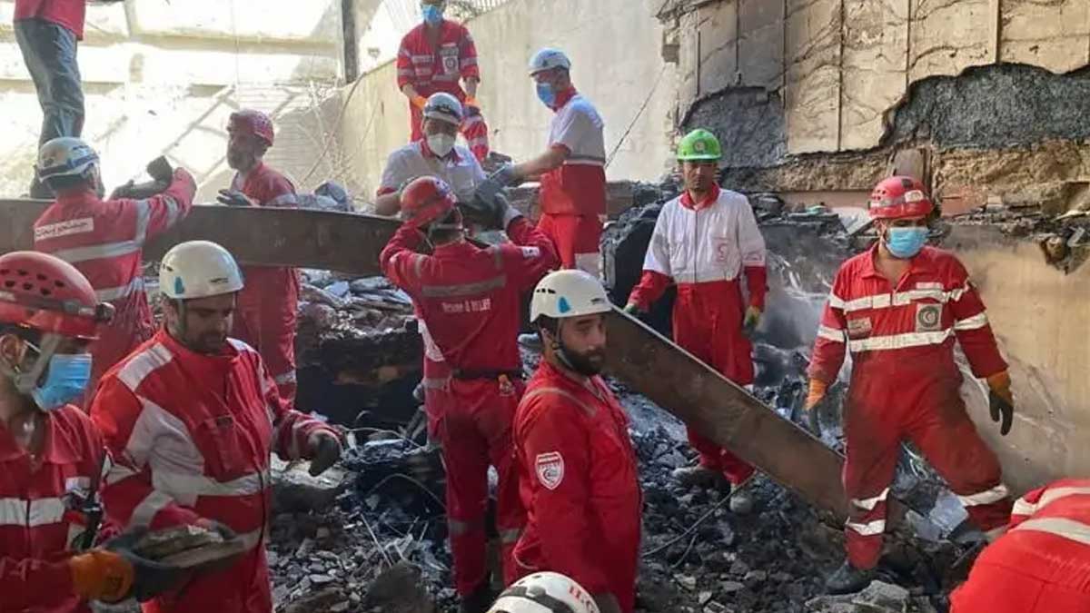 ছবির ক্যাপশান, তেহরানের আবাসিক এলাকায় ইসরায়েলি হামলার পর উদ্ধার তৎপরতা চালানো হচ্ছে। ছবি- সংগৃহীত