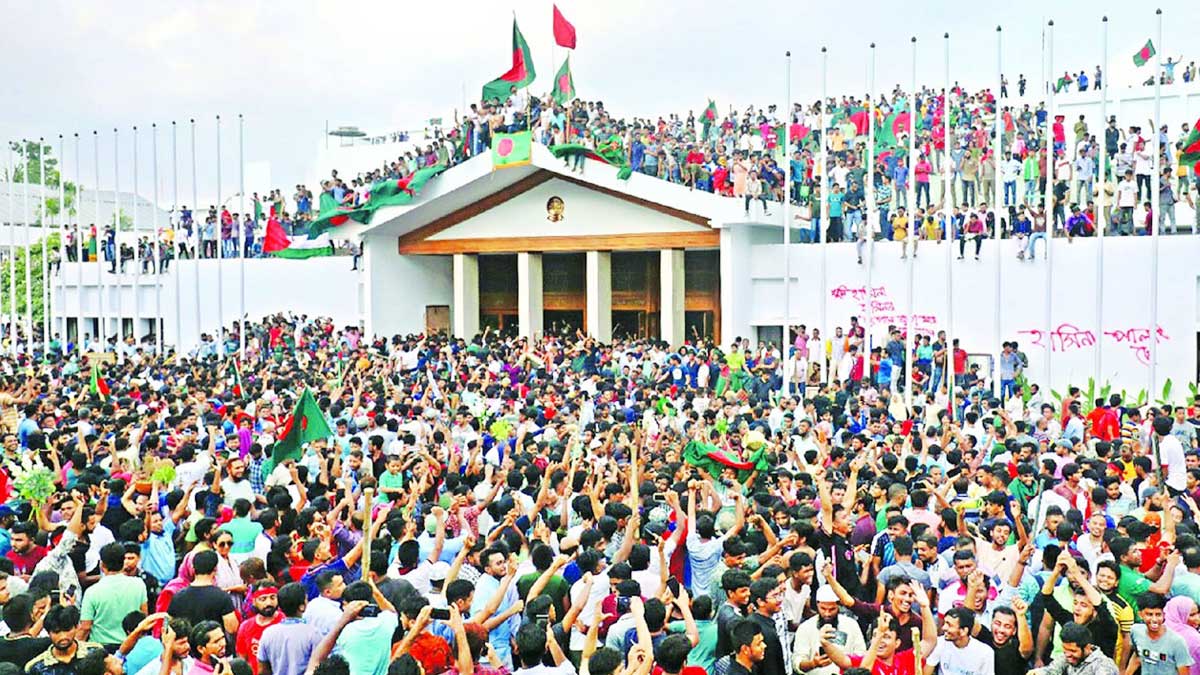 ছাত্র-জনতার গণঅভ্যুত্থানে শেখ হাসিনা পালানোর পর প্রধানমন্ত্রীর কার্যালয়ে আনন্দ উল্লাস। ছবি- সংগৃহীত