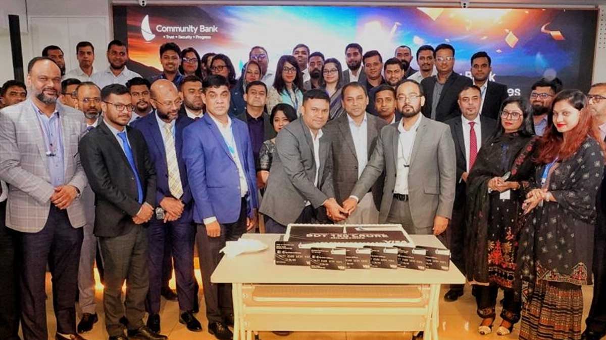 কমিউনিটি ব্যাংকের ক্রেডিট কার্ডের ১৫০ কোটি টাকার মাইলফলক অতিক্রম উদযাপন উপলক্ষে কেক কাটা হয়েছে। ছবি- সংগৃহীত