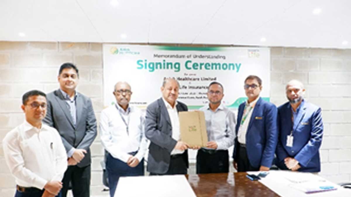 আলোক হেলথকেয়ার ও শান্তা লাইফ ইনসুরেন্সের চুক্তি স্বাক্ষরের সময়। ছবি- সংগৃহীত