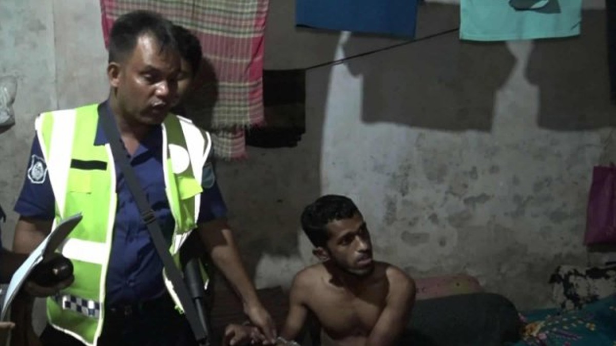 ঘটনার পর ছেলেকে আটক করে পুলিশ। ছবি- সংগৃহীত