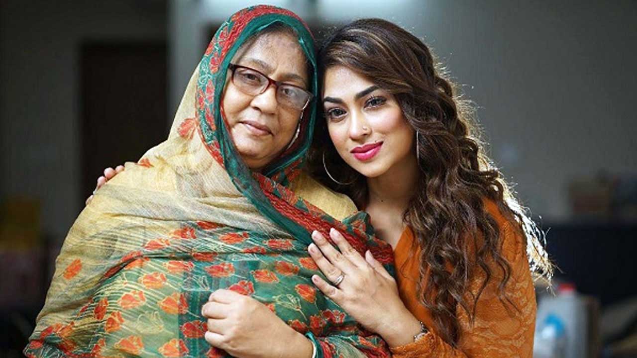 মায়ের সঙ্গে  চিত্রনায়িকা সাদিকা পারভীন পপি। ছবি- সংগৃহীত