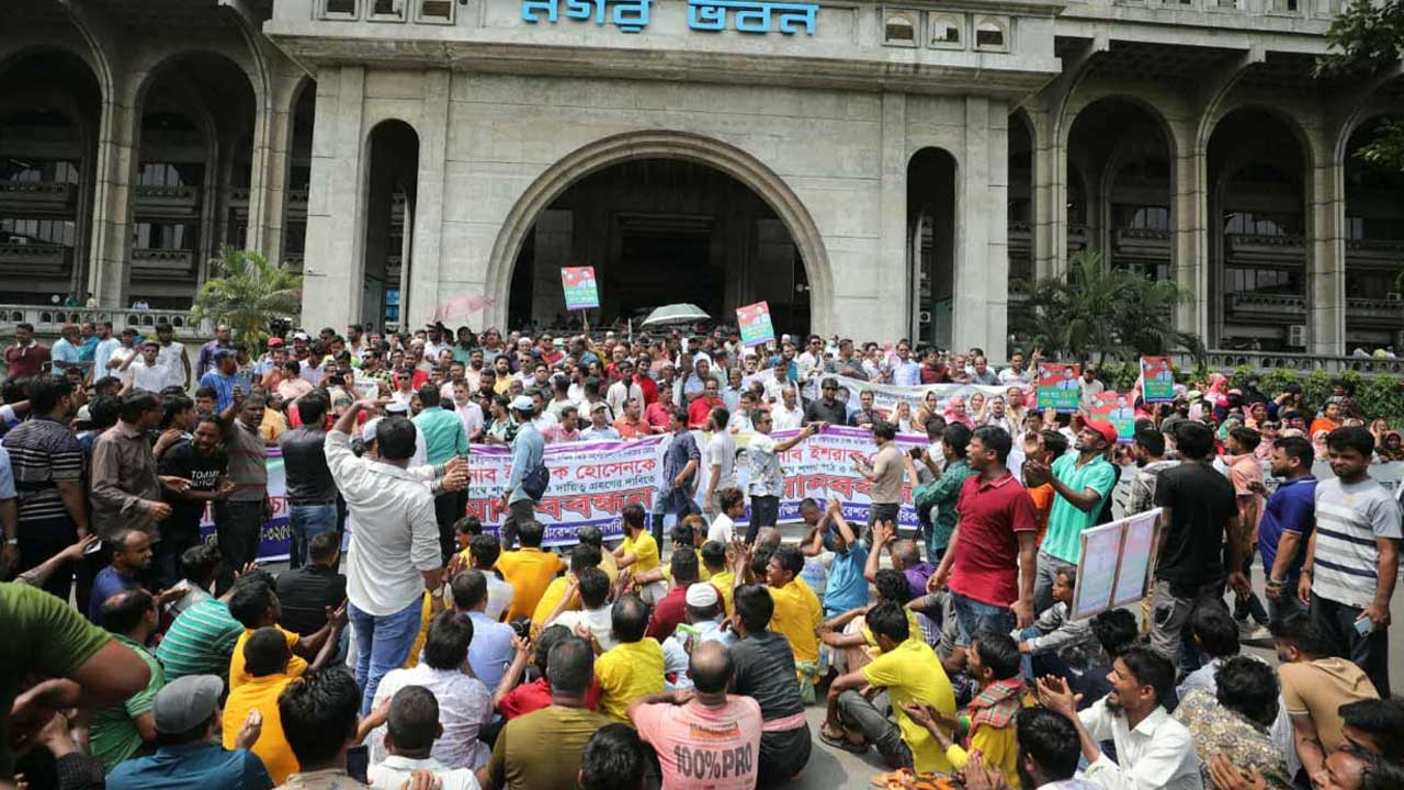 নগর ভবনের সামনে বিএনপি নেতা ইশরাক হোসেনের সমর্থকরা। ছবি- সংগৃহীত