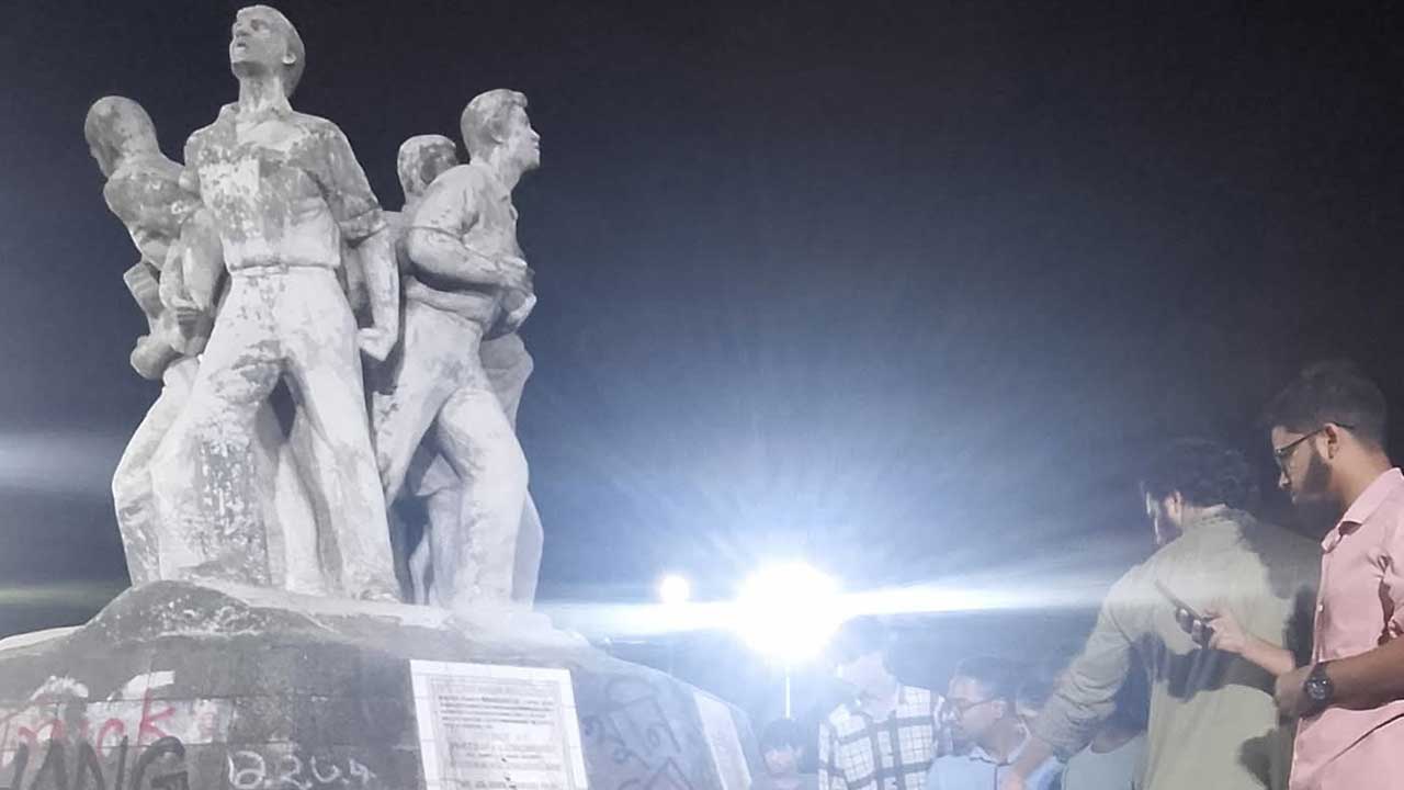 ঢাবির টিএসসির রাজু ভাস্কর্যের সামনে ককটেল বিস্ফরণের ঘটনা ঘটে। ছবি- সংগৃহীত