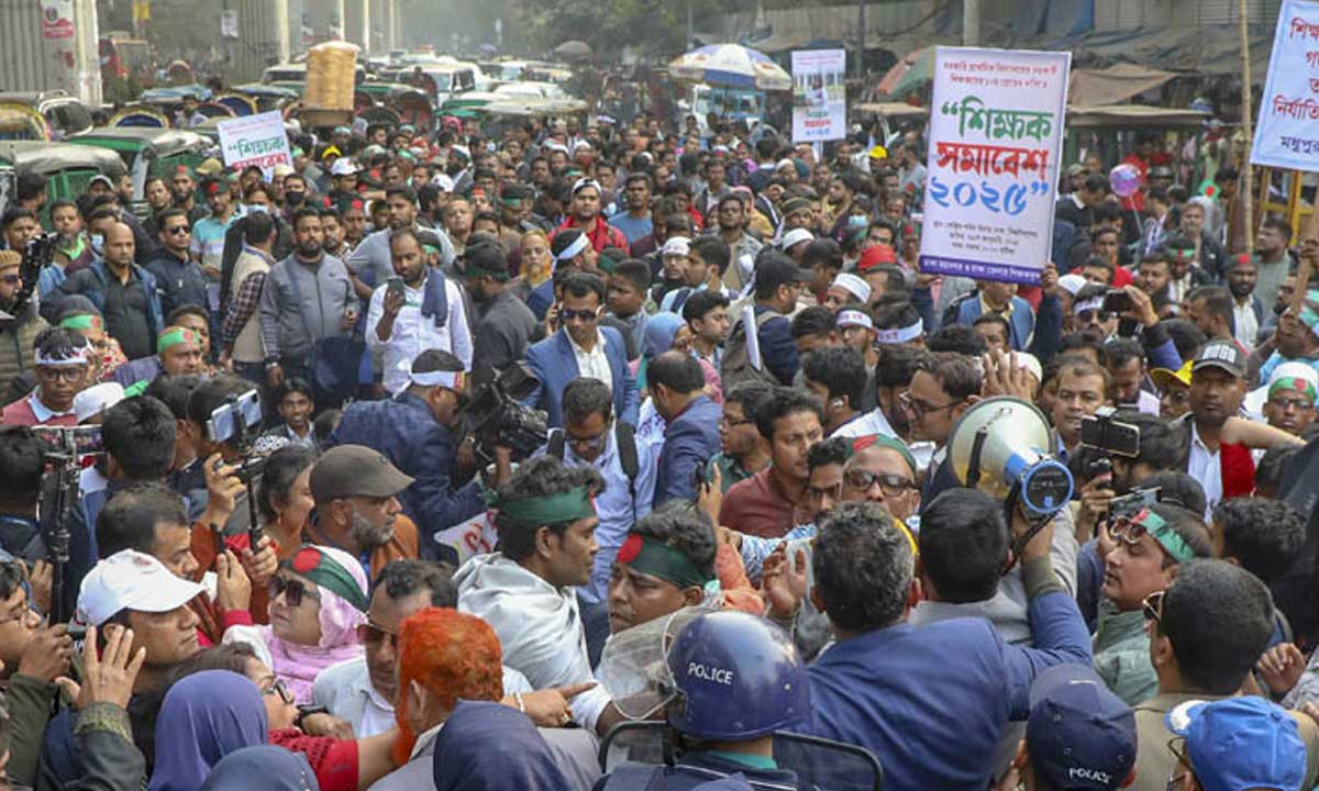 প্রাথমিক বিদ্যালয়ের সহকারী শিক্ষকদের সমাবেশ। ছবি- সংগৃহীত