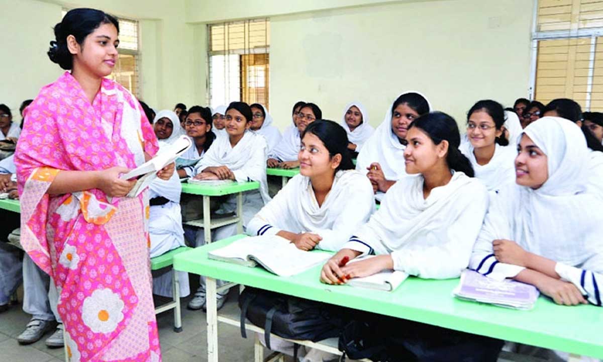 শ্রেণিকক্ষে শিক্ষার্থীদের ক্লাস নিচ্ছেন শিক্ষিকা। ছবি- সংগৃহীত