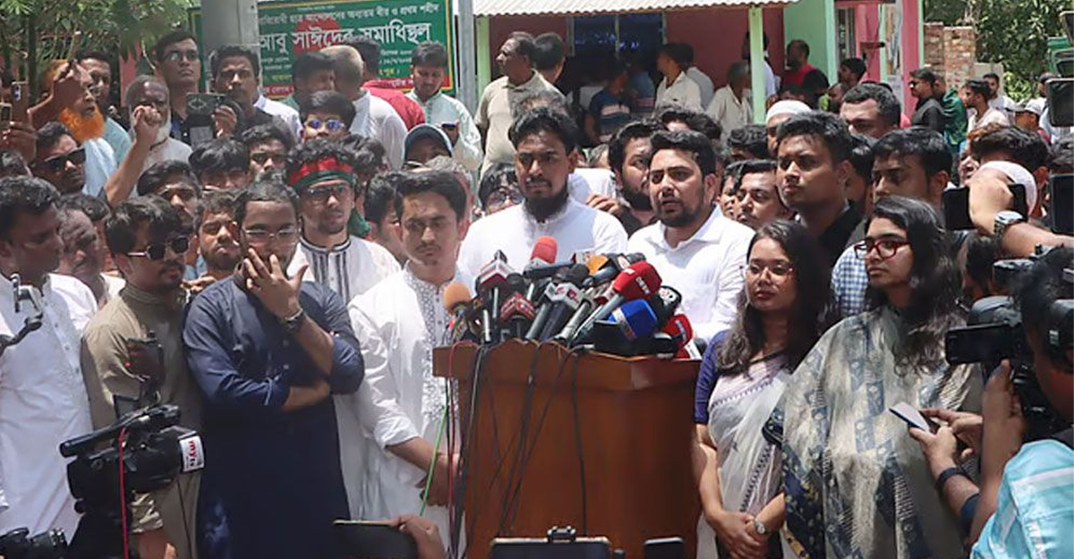 জুলাই গণ-অভ্যুত্থানে শহীদ আবু সাঈদের সমাধিস্থলের সামনে কথা বলেন জাতীয় নাগরিক পার্টির সদস্যসচিব আখতার হোসেন। ছবি- সংগৃহীত