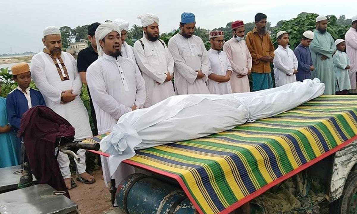 মরদেহের জানাজা পড়ানো হচ্ছে। ছবি- সংগৃহীত