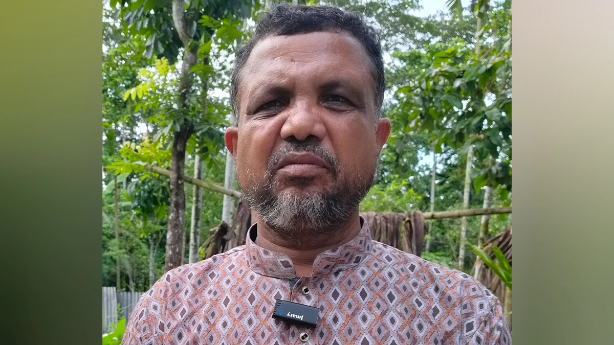 ভোলায় মাকে মারধরে অভিযুক্ত স্কুল শিক্ষক মাকসুদুর রহমান। তিনি চরফ্যাশন উপজেলার শশীভূষণ মাধ্যমিক বিদ্যালয়ের সহকারী শিক্ষক।