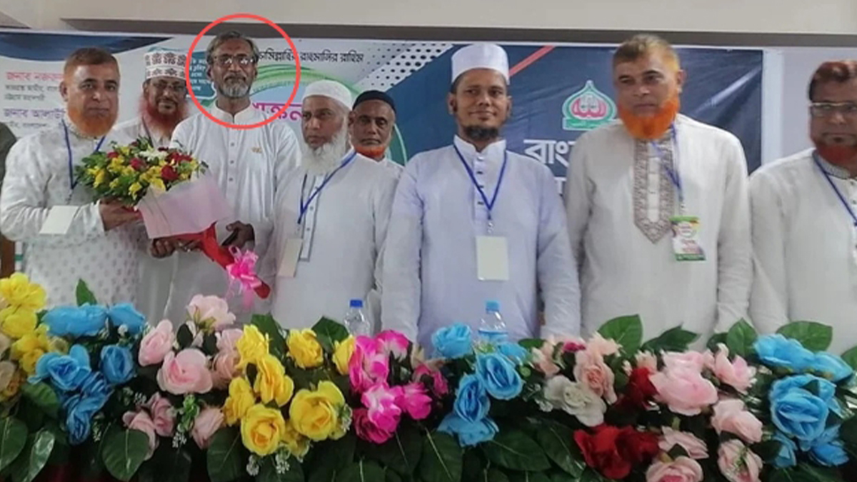 চট্টগ্রামের সীতাকুণ্ডে এক সমাবেশে জামায়াতে যোদ দেন জাতীয় পার্টির চট্টগ্রাম উত্তর জেলা আহ্বায়ক কমিটির সদস্য ও যুগ্ম সম্পাদক ডা. দিদারুল আলম। ছবি- রূপালী বাংলাদেশ