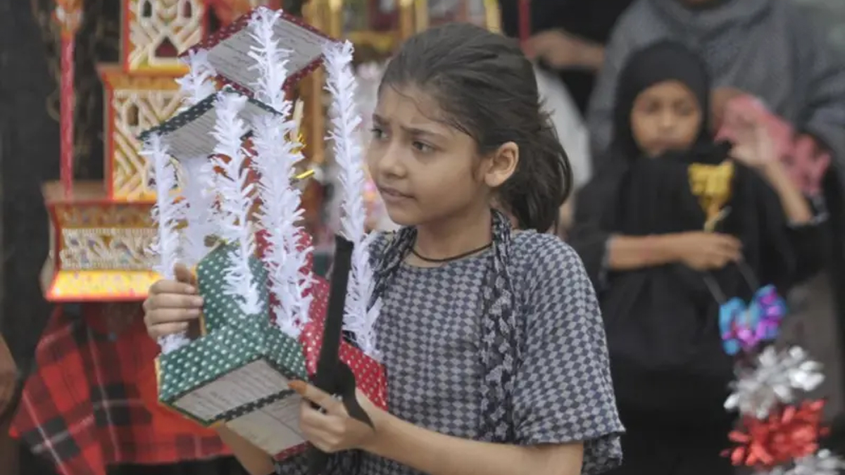লখনৌতে মহররমের তাজিয়া নিয়ে একটি হিন্দু মেয়ে।