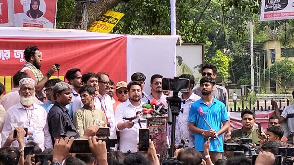 চাঁপাইনবাবগঞ্জে পথসভায় বক্তব্য দেন জাতীয় নাগরিক পার্টির আহ্বায়ক নাহিদ ইসলাম। ছবি- সংগৃহীত