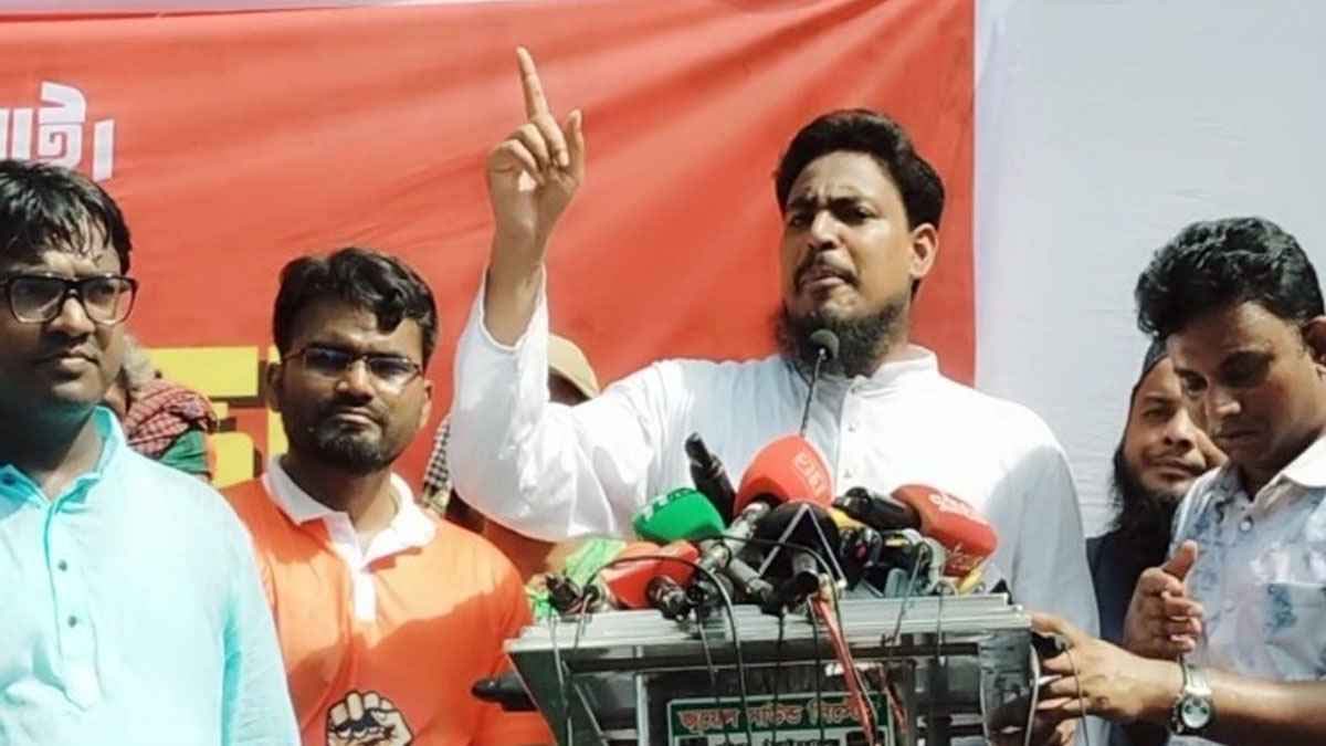 চাপাইনবাবগঞ্জে পথসভায় বক্তব্য দেন জাতীয় নাগরিক পার্টির সদস্যসচিব আখতার হোসেন। ছবি- সংগৃহীত