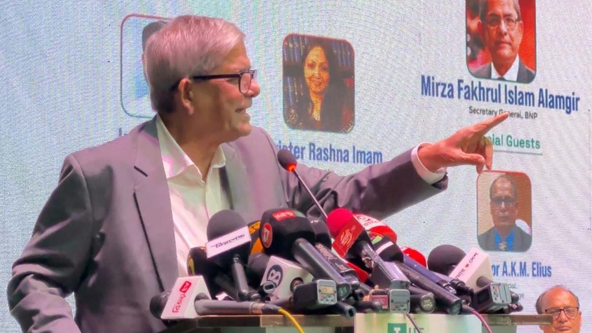 ঢাকা কলেজ ডিবেটিং সোসাইটি ও দ্য বাংলাদেশ ডায়ালগ আয়োজিত বিতর্ক প্রতিযোগিতার সমাপনী অনুষ্ঠানে বক্তব্য দেন বিএনপি মহাসচিব মির্জা ফখরুল ইসলাম আলমগীর। ছবি- রূপালী বাংলাদেশ