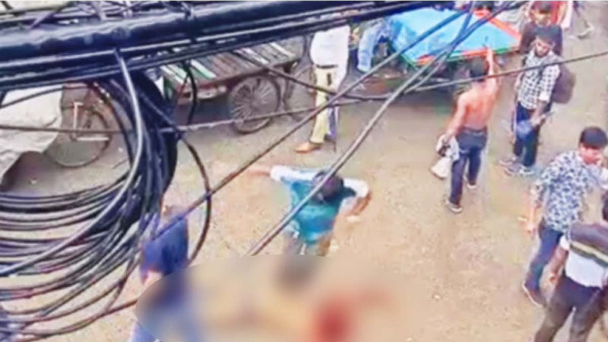 ঢাকার মিটফোর্ড হাসপাতালের ৩ নম্বর ফটকের সামনে জনসমক্ষে ব্যবসায়ীকে হত্যা করা হয়। ছবি- ভিডিও থেকে নেওয়া