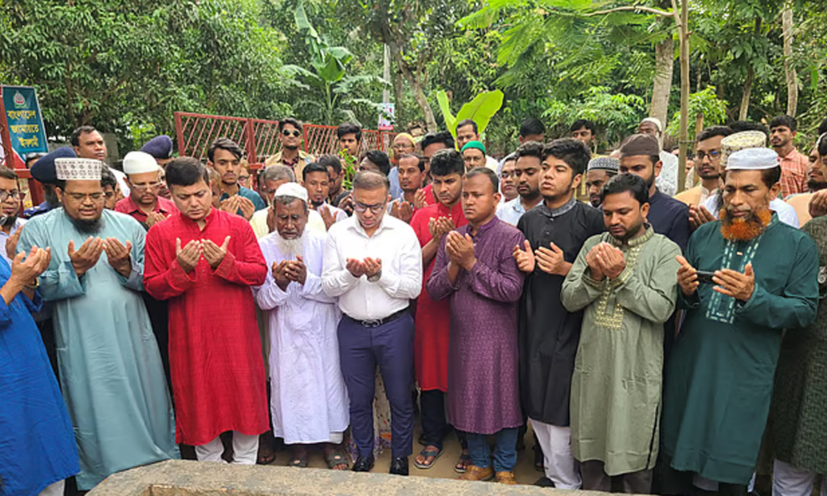 ‘জুলাই শহীদ দিবস’ উপলক্ষে রংপুরের পীরগঞ্জে শহীদ আবু সাঈদের কবর জিয়ারত করা হয়েছে। ছবি- সংগৃহীত