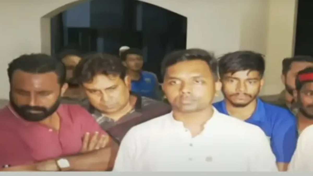 খুলনায় পৌঁছে সাংবাদিকদের সঙ্গে কথা বলেন এনসিপি নেতারা। ছবি- সংগৃহীত