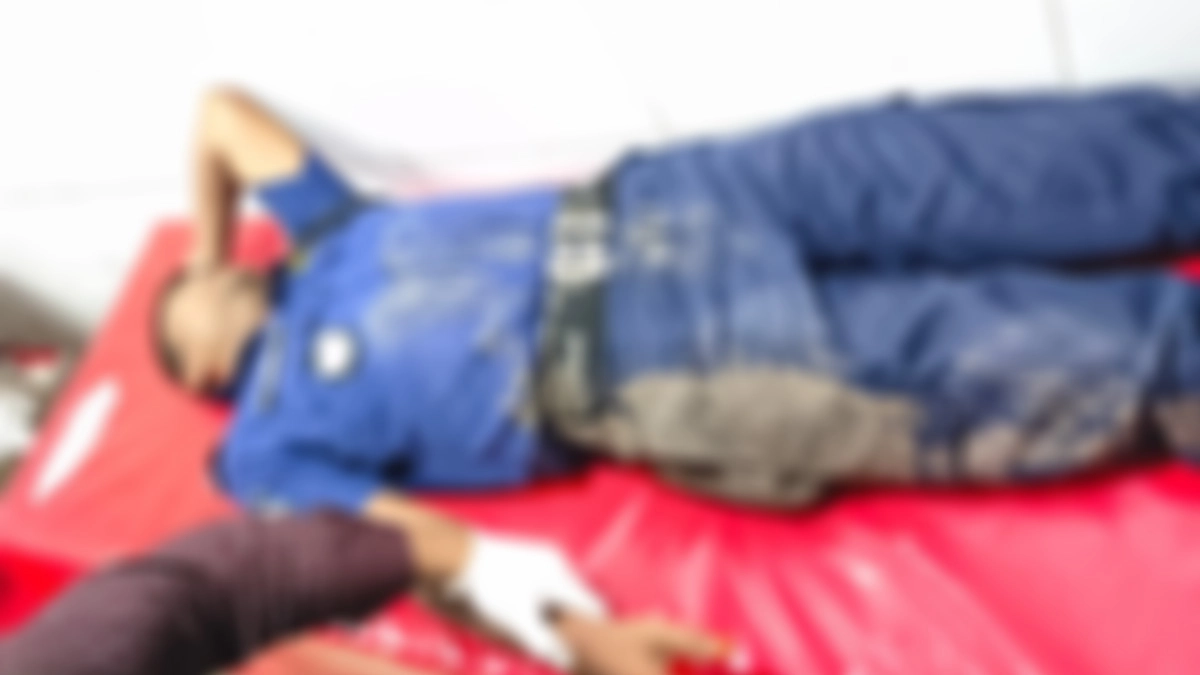আহত পুলিশ কর্মকর্তা। ছবি- রূপালী বাংলাদেশ