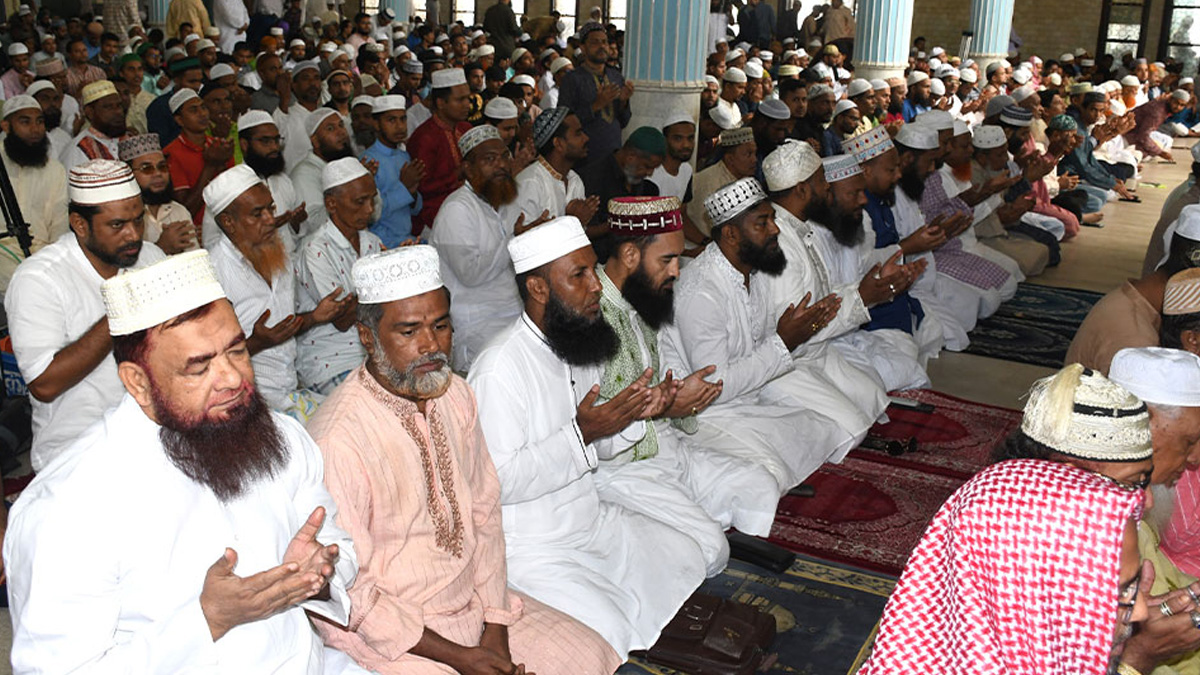 মসজিদে খতিব ও মুসল্লিরা দোয়া করছেন। ছবি- সংগৃহীত