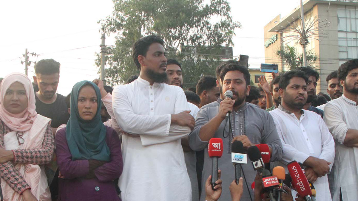 নারায়ণগঞ্জের চাষাঢ়ায় পথসভায় বক্তব্য দেন জাতীয় নাগরিক পার্টির আহ্বায়ক নাহিদ ইসলাম। ছবি- সংগৃহীত