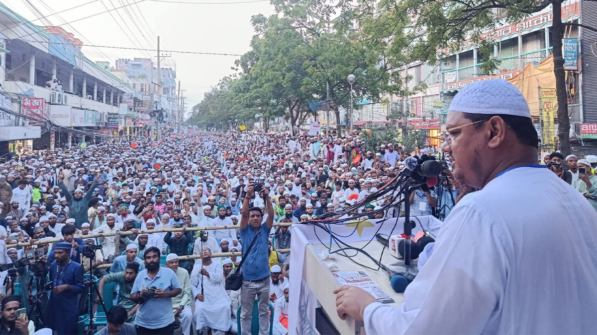 নারায়ণগঞ্জ জেলা ও মহানগর ইসলামী আন্দোলনের সমাবেশে প্রধান অতিথির বক্তব্য দেন দলটির আমির মুফতি সৈয়দ মুহাম্মাদ রেজাউল করীম (চরমোনাই পীর)। ছবি- রূপালী বাংলাদেশ