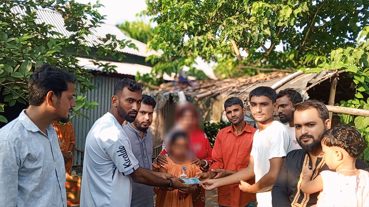 মেঘলার হাতে অর্থ সহায়তা তুলে দেওয়া হয়। ছবি- রূপালী বাংলাদেশ