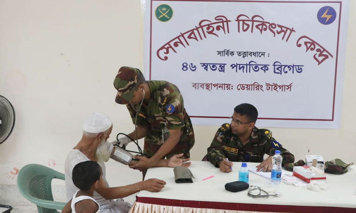 অসহায় ও দুস্থ ব্যক্তিদের চিকিৎসা সেবা দিচ্ছে সেনাবাহিনী। ছবি- সংগৃহীত