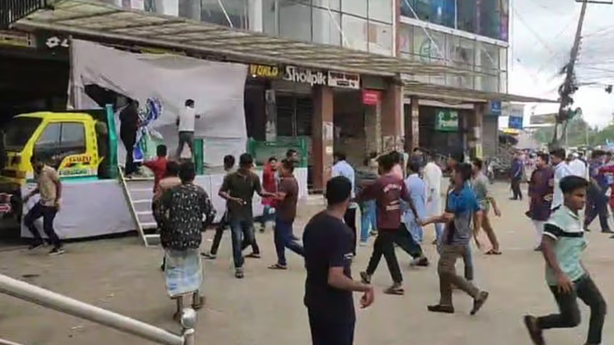 চকরিয়ায় জাতীয় নাগরিক পার্টির (এনসিপি) পথসভার মঞ্চে হামলা করেছেন বিএনপির নেতাকর্মীরা। ছবি- ভিডিও থেকে নেওয়া