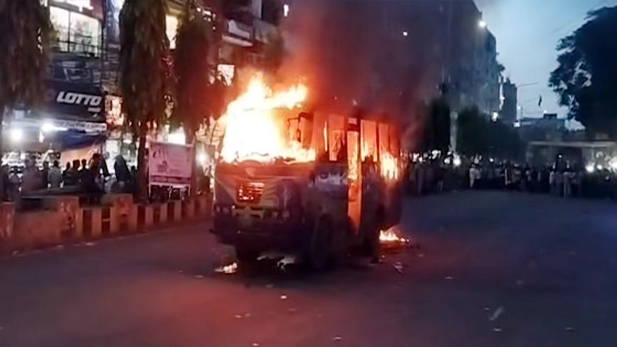 চট্টগ্রাম নগরের নিউমার্কেট মোড় এলাকায় একটি মিনি বাসে আগুন দিয়েছে দুর্বৃত্তরা। ছবি- রূপালী বাংলাদেশ