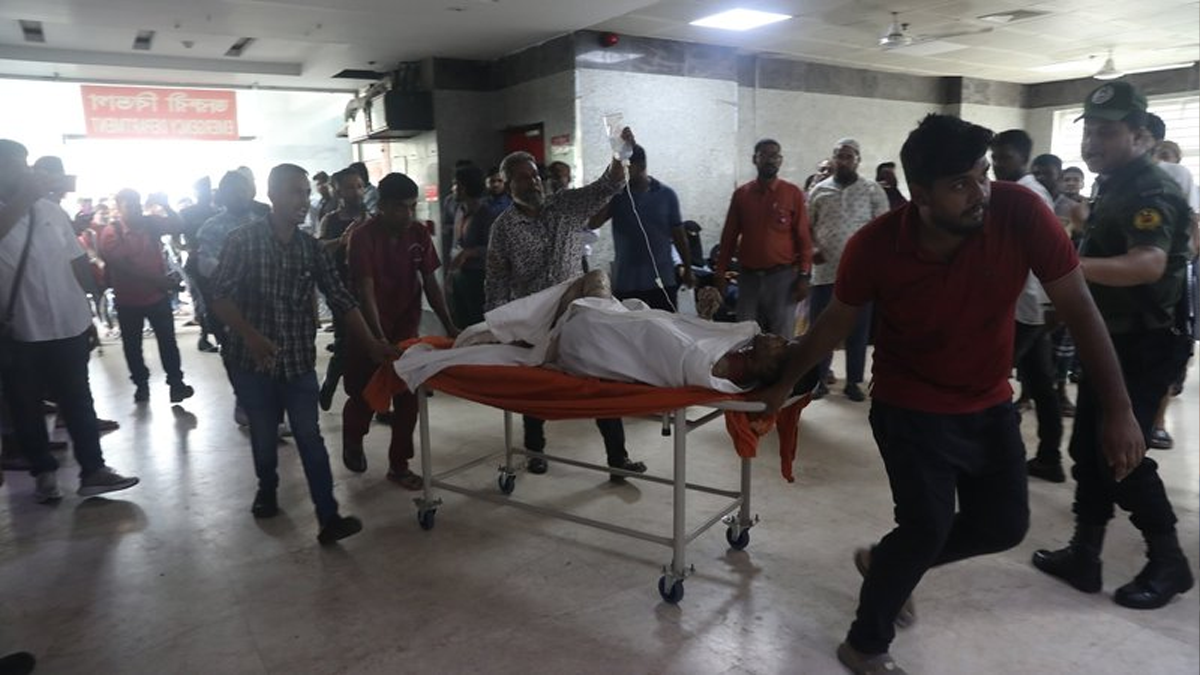 জাতীয় বার্ন ইনস্টিটিউটে দগ্ধদের নেওয়া হচ্ছে। ছবি- সংগৃহীত