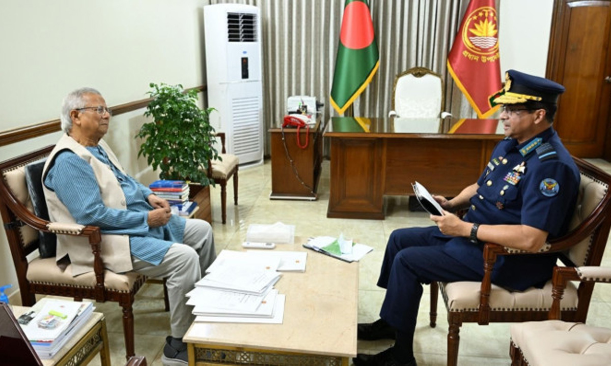 প্রধান উপদেষ্টা মুহাম্মদ ইউনূসের সঙ্গে সাক্ষাৎ করেন বিমানবাহিনীর প্রধান এয়ার চিফ মার্শাল হাসান মাহমুদ খান। ছবি- সংগৃহীত